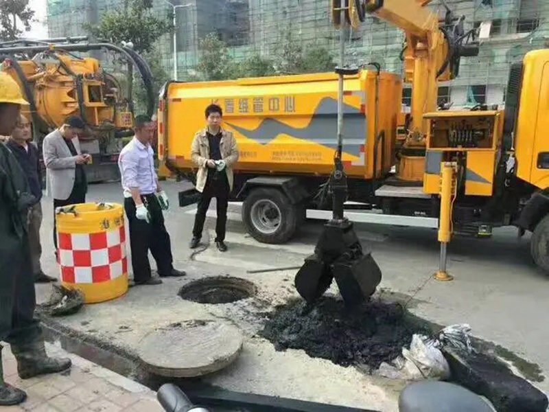 云霄街道：网格员化身“清道夫”，为民解忧疏通“堵心”化粪池
